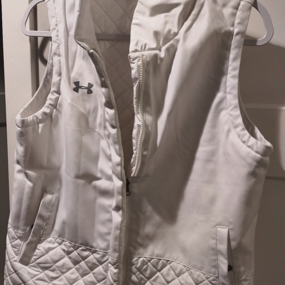 Women's White Under Armour Quilted Cold gear Vest,Zips up with pockets